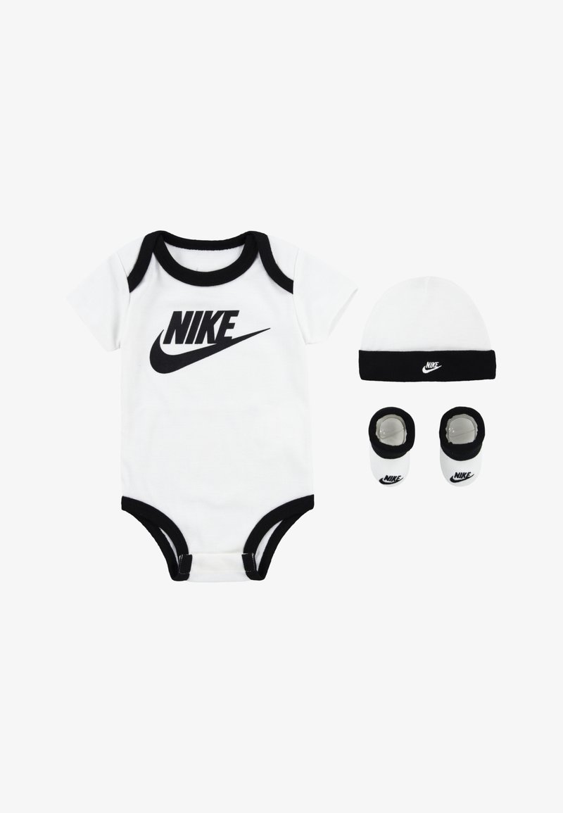 Biały body z krótkim rękawem z czarnymi akcentami, z dużym czarnym logo Nike. W zestawie czapka oraz para bucików.