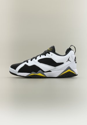 Αθλητικό sneaker χαμηλού τύπου σε μαύρο, άσπρο και κίτρινο με διχτυωτά πάνελ, κορδόνια και το λογότυπο Jordan στη φτέρνα και τη γλώσσα.
