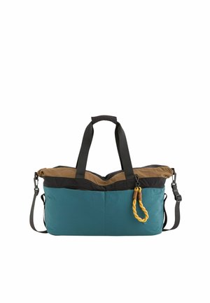 Blaue und braune Wochenend-Duffelbag mit schwarzen Griffen, abnehmbarem Schultergurt und gelbem gedrehtem Seil-Zippergriff auf weißem Hintergrund.