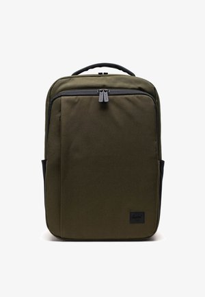 Mochila de tela de color verde oliva con un diseño elegante, que cuenta con un bolsillo delantero con cremallera, acentos negros y tiradores de cremallera dobles.