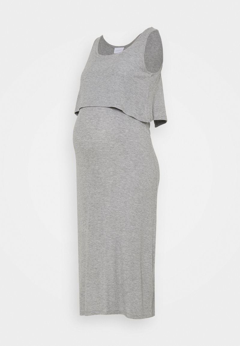 Robe de maternité sans manches, gris clair, avec détail superposé sur le haut, longueur aux genoux, en tissu côtelé doux, exposée sur un mannequin.
