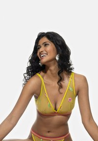 Żółty bikini z haftem w kwiaty, głęboki dekolt w kształcie litery V, różowe akcenty i gładka tekstura, w zestawie z dopasowanymi majtkami.