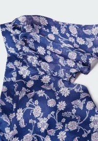 Blouse florale bleu marine en tissu lisse, ornée d'un délicat motif de fleurs et de feuilles roses avec une texture légèrement froissée.