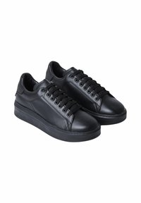 Sneakers in pelle nera con una finitura liscia, punta tonda, suola in gomma e sei paia di occhielli per i lacci. Design minimalista.