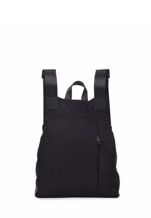 Mochila rectangular negra con dos correas para los hombros, un asa superior para llevar y un bolsillo frontal vertical con cremallera.