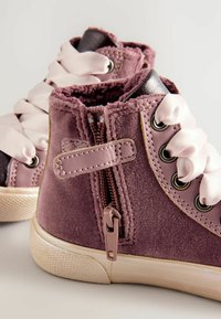 Lila sammets hög-top sneakers med satinklänkar, metallöglor och en sidogångjärn för enkelt åtkomst. Texturerad sula.