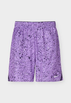 Μωβ αθλητική βερμούδα με ασπρόμαυρο σχέδιο πιτσιλιές, ελαστική μέση και λευκό λογότυπο Nike στο αριστερό πόδι.