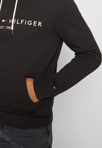 Tommy Hilfiger Jersey con capucha - black