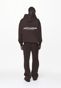Pegador COLNE LOGO HOODIE - Majica s kapuljačom - washed oak brown