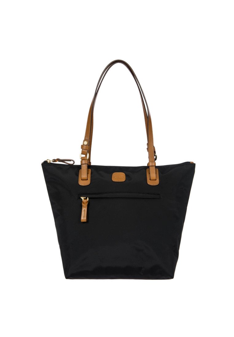 Borsa tote in nylon nera con dettagli in pelle marrone, due manici, una tasca frontale con zip e un'etichetta con logo sul davanti.