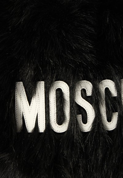 Material de pelo preto com uma textura suave, apresentando letras brancas em relevo que dizem "MOSCH." Enfatiza o luxo e o detalhe tátil.