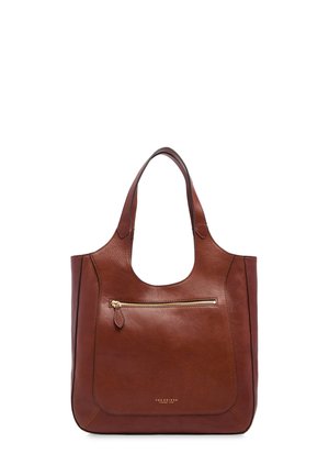 Borsa tote in pelle marrone con doppi manici, tasca frontale con zip e piccolo logo dorato del marchio al centro in basso.