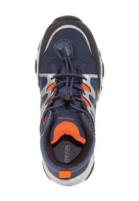 Blaue und graue Sneaker mit orangefarbenen Akzenten, Obermaterial aus Mesh und Synthetik, gesichert mit elastischen Schnürsenkeln und Toggle, strukturiertes Sohlenprofil.