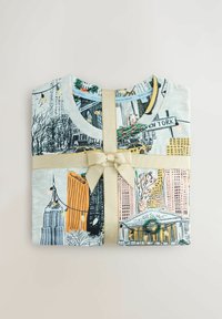 Zložené bavlnené tričko s potlačou panorámy New Yorku, v odtieňoch šedej, oranžovej a žltej, zviazané béžovou stuhou.