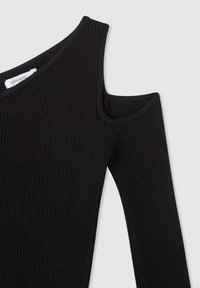 Czarny prążkowany top z odkrytymi ramionami, z szerokim dekoltem i długimi rękawami, wykonany z miękkiego, elastycznego materiału.