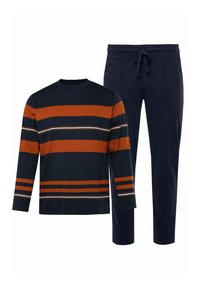 Camiseta de jersey a rayas en azul marino, naranja y blanco, combinada con pantalones sueltos azul marino que cuentan con una cintura elástica y bolsillos laterales.