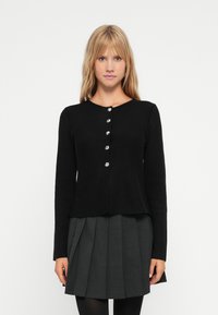 Cardigan noir à manches longues avec un col rond et cinq boutons en argent. Tissu tricoté ; coupe droite.