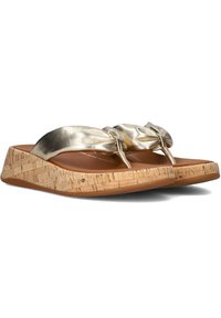 Metallisch gouden flip-flops met geknoopte banden, kurken wigzool en bruine voetbed. Kenmerkt een gladde textuur en minimalistisch ontwerp.
