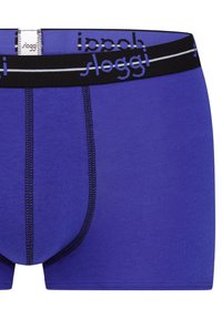 Boxer in cotone viola con elastico nero in vita caratterizzato dal logo bianco "sloggi". Texture liscia e aperture per gambe arrotondate.
