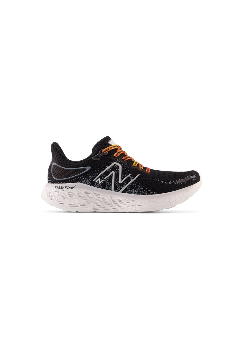 Zapatilla de correr negra con parte superior de malla, acentos reflectantes y cordones de color naranja brillante; suela blanca gruesa con un patrón texturizado para tracción.