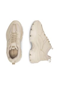Beżowe sneakersy z teksturowaną syntetyczną cholewką, masywną gumową podeszwą, okrągłym noskiem i wzmocnionym piętą. Posiada sznurowadła oraz pętlę z tyłu.