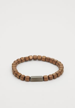 Braunes Armband mit quadratischen Perlen und einem zentralen, rechteckigen silbernen Verschluss, graviert mit Calvin Klein, vor einem schlichten weißen Hintergrund.