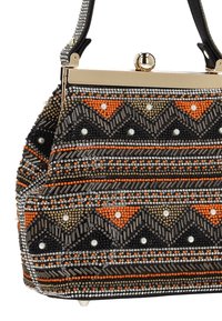 Dekorativ håndtaske med en blanding af sorte, orange og metallic perler. Trekantede mønstre med perleaccents og en guldramme.