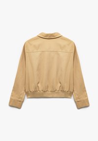 Giacca bomber color tan con colletto, orlo elasticizzato e maniche lunghe. Tessuto liscio con vestibilità rilassata. Nessun hardware visibile.