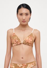 Top bikini triangolo marrone con motivi floreali in rosa e crema. Presenta spalline regolabili e dettagli di arricciatura sottili.