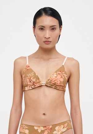 Haut de bikini triangulaire en marron avec des motifs floraux en rose et crème. Dispose de bretelles réglables et de détails de fronces subtils.