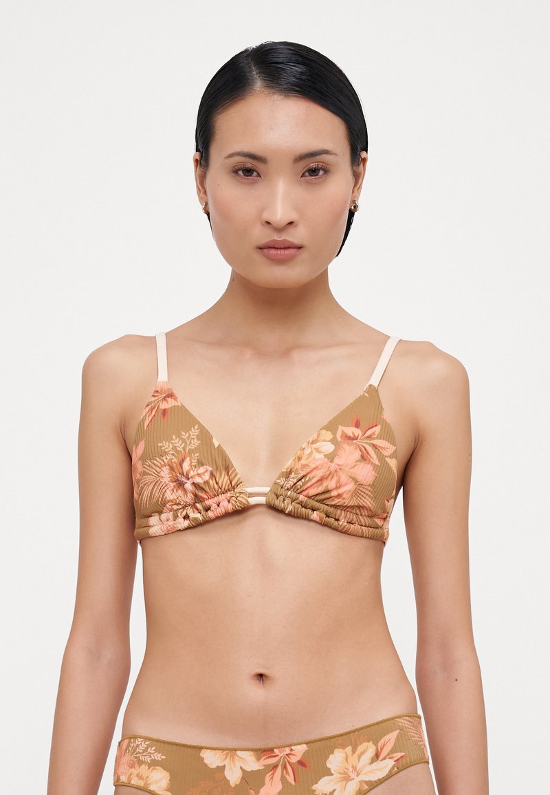 Top bikini triangolo marrone con motivi floreali in rosa e crema. Presenta spalline regolabili e dettagli di arricciatura sottili.