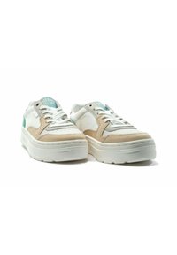 Sneaker bianche e beige con una spessa suola bianca, dettagli in suede e pannelli in tessuto. Presenta un logo azzurro chiaro sulla linguetta.