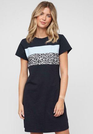 Robe à manches courtes en coton marine avec un panneau supérieur bleu clair et une bande au milieu au motif léopard ; coupe décontractée et col rond.