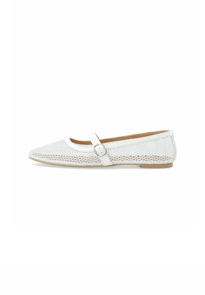 Ballet flat in rete bianco con punta arrotondata, cinturino regolabile con fibbia e rivestimento interno liscio. Suola piatta e minimalista senza ulteriori dettagli.