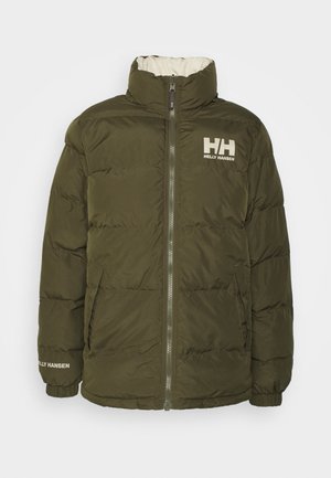 Olivovo zelená prešívaná bunda s vysokým golierom, predným zipsom, dvoma bočnými vreckami a logom "Helly Hansen" na hrudi a rukáve.