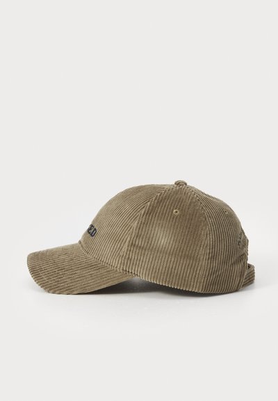 Cappello in corduroy khaki con visiera curvata, dotato di un logo cucito in blu scuro e fori di ventilazione sulla parte superiore per una buona traspirabilità.
