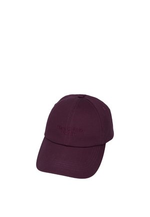 Donkerpaarse baseballpet met gestikt "Marc O'Polo Denim" logo aan de voorkant, effen achtergrond.