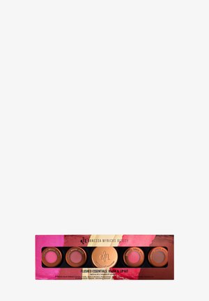 Cinq pots cosmétiques dans une boîte rectangulaire étiquetée Danessa Myricks Beauty Flushed Essentials Blush and Lip Kit.
