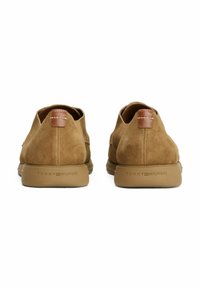 Bruine suède schoenen met een klassiek ontwerp. Bevat een leren accent op de hak en een rubberen buitenzool. Merkennaam is op de hak gegraveerd.