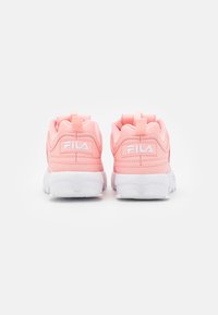 Rosa atletiske sko med en glatt syntetisk overdel, hvit gummisåle og fremtredende logo detalj på baksiden. Har pull-tabs for enkel påkledning.