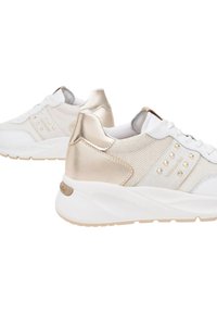 Sneaker bianche e dorate con tessuto in rete, accenti metallici, piccoli chiodini sui lati e suola testurizzata. Tallone imbottito per supporto.