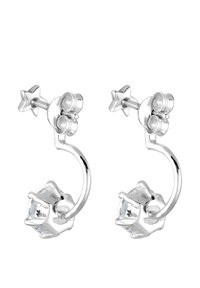 Boucles d'oreilles en argent avec un design incurvé et des clous en forme d'étoile, ornées de pierres précieuses transparentes serties dans une base florale.