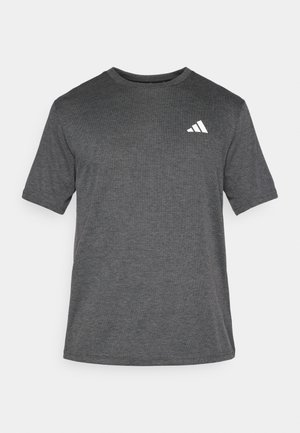 Lühikeste varrukatega hall sportlik t-särk tekstuurse mustriga, ümmarguse kaelusega ja valge Adidas logo vasaku rinna ülaservas.