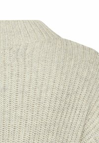 Hellgrauer Strickpullover mit vertikalen Rippmustern, hohem Kragen und einem strukturierten Stoff mit einem weichen Gefühl.