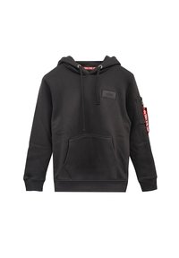 Sudadera negra con capucha, bolsillo frontal y un bolsillo con cremallera en la manga izquierda. Cuenta con un parche de logo texturizado y cordones.