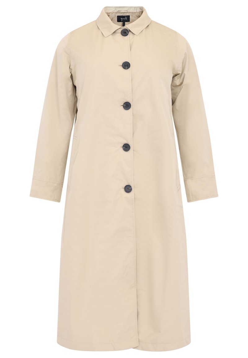 Beige trenchcoat met lange mouwen, een knoopsluiting aan de voorkant, een kraag en twee zijzakken. Gemaakt van een gladde, lichte stof.