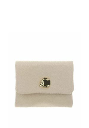 Malá béžová kožená peněženka s texturovaným povrchem a zlatým kulatým zapínáním na předním klopu, fotografovaná na bílém pozadí.