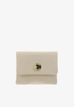 Petit portefeuille en cuir beige avec surface texturée et fermoir circulaire doré sur le rabat avant, photographié sur fond blanc.