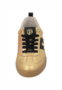 Sneaker in pelle dorata con lacci e dettagli neri, dotata di logo sulla linguetta nera e di una finitura testurizzata. Punta arrotondata e suola in gomma.