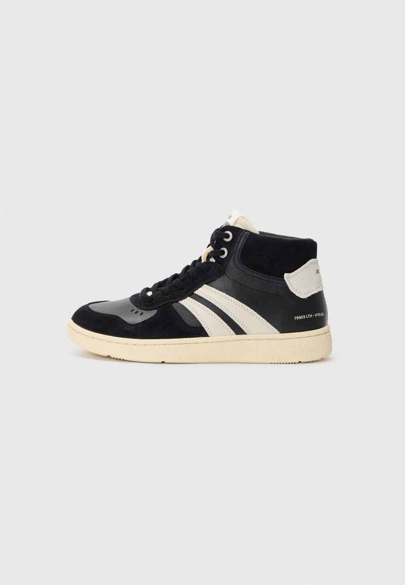 Sapatilhas de cano alto em couro e camurça pretos, com riscas em off-white, sola de borracha creme e detalhes cinzentos no calcanhar.